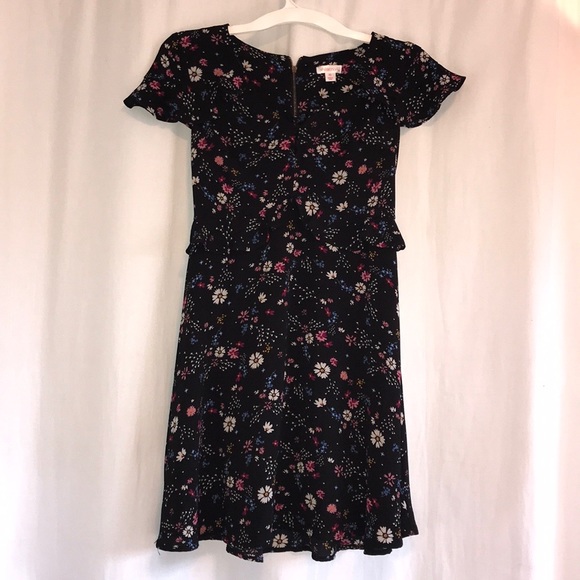 Women’s Floral Print Flutter Sleeve Dress - Picture 2 of 3
